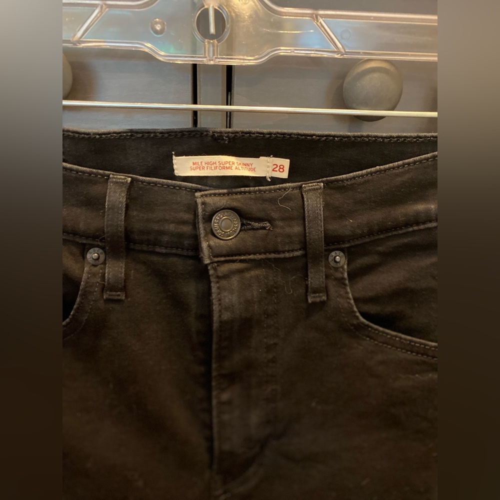 BRAND NEW LEVIS SIZE 28